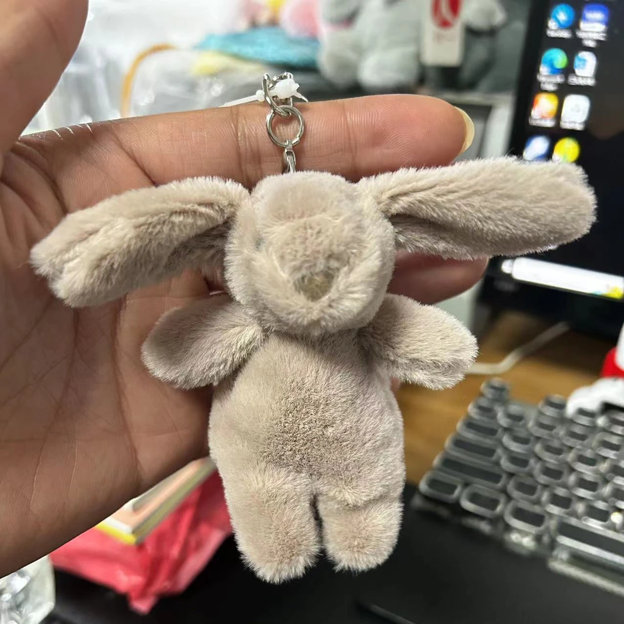 ぬいぐるみかわいい漫画ウサギキーホルダー愛ポンポン小物おもち - Carabiner Keychain のレビューと価格